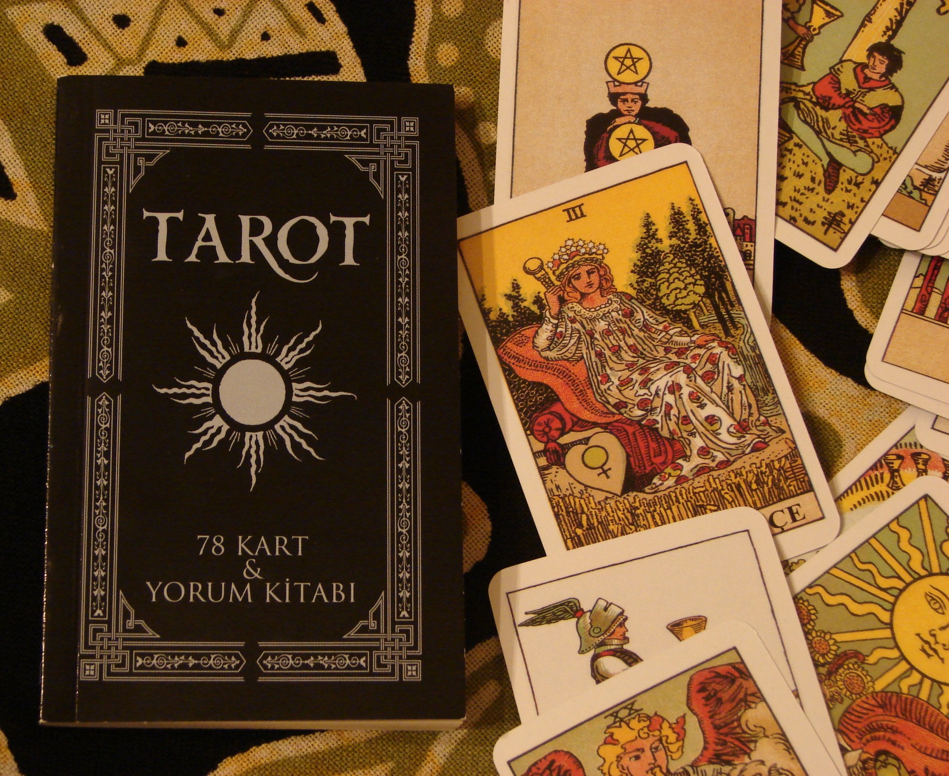 Черное таро купить. Карты "Таро". Упаковка карт Таро. Карты Таро упаковка. Карты Таро на русском.